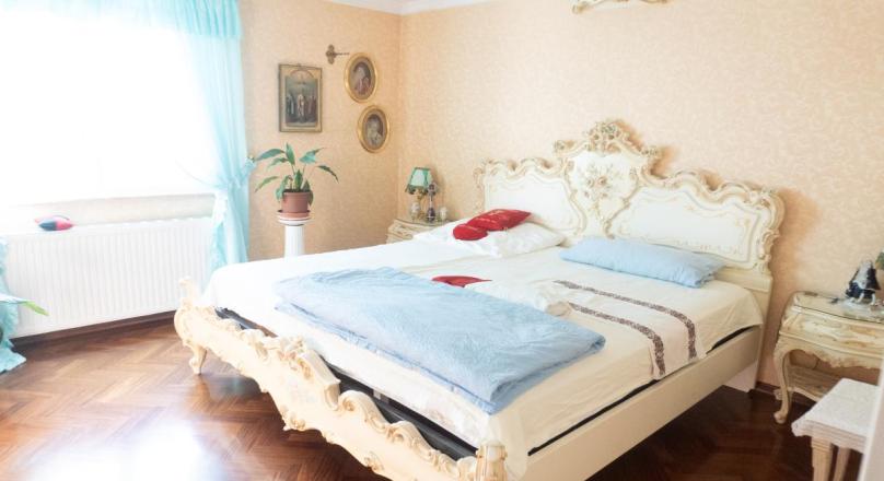 V E R K A U F T ! - Stilvolles Ziegelmassivhaus in Grünruhelage mit Pool in Trumau