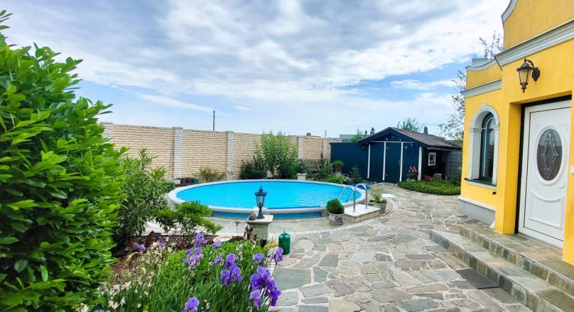 V E R K A U F T ! - Stilvolles Ziegelmassivhaus in Grünruhelage mit Pool in Trumau