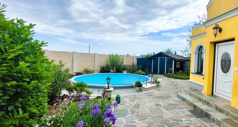 V E R K A U F T ! - Stilvolles Ziegelmassivhaus in Grünruhelage mit Pool in Trumau